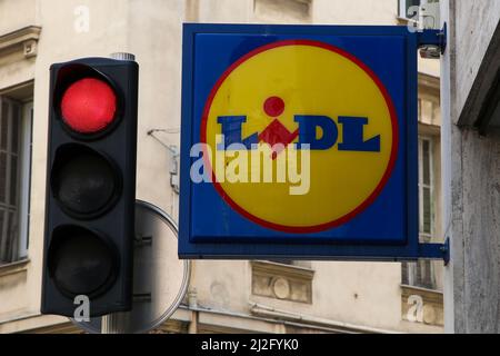 Nizza, Francia. 29th Mar 2022. Logo Lidl visualizzato all'esterno di una filiale a Nizza. (Foto di Dinendra Haria/SOPA Images/Sipa USA) Credit: Sipa USA/Alamy Live News Foto Stock
