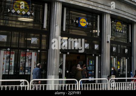 Nizza, Francia. 29th Mar 2022. Gli acquirenti hanno visto entrare in una filiale di Lidl a Nizza. (Foto di Dinendra Haria/SOPA Images/Sipa USA) Credit: Sipa USA/Alamy Live News Foto Stock