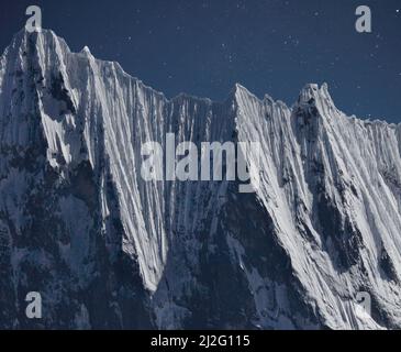 Grondaie e cornici al chiaro di luna su Nevado Rondoy, Cordillera Huayhuash, Perù Foto Stock