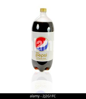 Diet Pepsi (caffeina libera) bottiglia da 2 litri di soda isolato su uno sfondo bianco Foto Stock