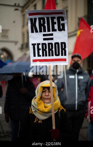 Monaco di Baviera, Germania. 01st Apr 2022. Il 1st aprile 2022 centinaia di persone si sono riunite a Monaco di Baviera, in Germania, per protestare contro l'invasione russa in Ucraina e contro l'armamento degli stati NATO. (Foto di Alexander Pohl/Sipa USA) Credit: Sipa USA/Alamy Live News Foto Stock