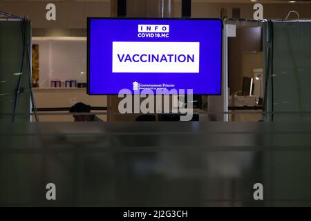 Monte Carlo, Monaco. 28th Mar 2022. Un cartello per il centro di vaccinazione COVID-19 a Monte Carlo, Monaco. (Foto di Dinendra Haria/SOPA Images/Sipa USA) Credit: Sipa USA/Alamy Live News Foto Stock