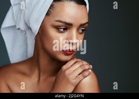 Alzatevi e siate ciò che volete essere oggi. Scatto corto di una bella giovane donna in posa con un asciugamano sulla testa. Foto Stock