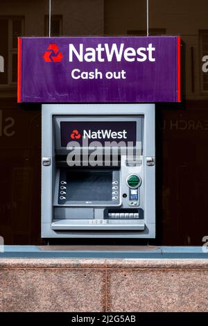 Kingston upon Thames London UK, Aprile 01 2022, NatWest National Westminster Bank ATM Cash Point Machine senza persone Foto Stock