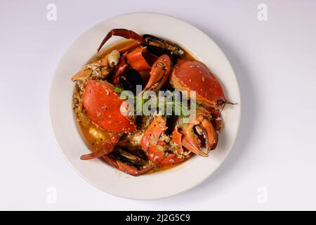 GRANCHIO GRANDE CIPPINO GRANCHIO WOKKIN in un piatto vista dall'alto su sfondo grigio singapore food Foto Stock