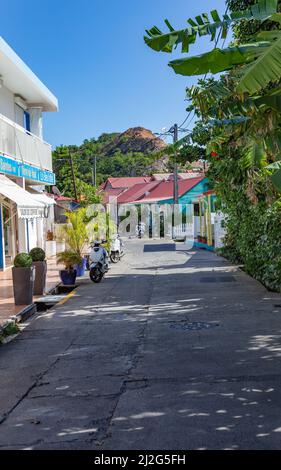 Strada a le Bourg, Terre-de-Haut, Iles des Saintes, Les Saintes, Guadalupa, Antille minori, Caraibi. Foto Stock