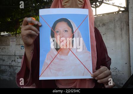 Peshawar, Khyber Pakhtunkhwa, Pakistan. 1st Apr 2022. I sostenitori del partito al governo pakistano Tehreek-e-INSAF cantano slogan durante una protesta contro gli Stati Uniti a Peshawar. In un discorso alla nazione giovedì il primo ministro pakistano Imran Khan si è schiantato negli Stati Uniti, affermando che Washington aveva cospirato con l'opposizione pakistana contro di lui. (Credit Image: © Hussain Ali/Pacific Press via ZUMA Press Wire) Foto Stock