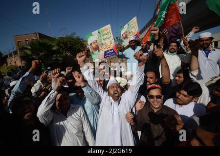 Peshawar, Khyber Pakhtunkhwa, Pakistan. 1st Apr 2022. I sostenitori del partito al governo pakistano Tehreek-e-INSAF cantano slogan durante una protesta contro gli Stati Uniti a Peshawar. In un discorso alla nazione giovedì il primo ministro pakistano Imran Khan si è schiantato negli Stati Uniti, affermando che Washington aveva cospirato con l'opposizione pakistana contro di lui. (Credit Image: © Hussain Ali/Pacific Press via ZUMA Press Wire) Foto Stock