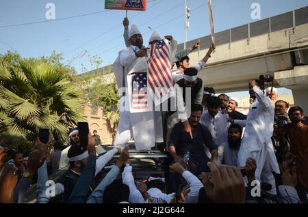 Peshawar, Khyber Pakhtunkhwa, Pakistan. 1st Apr 2022. I sostenitori del partito al governo pakistano Tehreek-e-INSAF cantano slogan durante una protesta contro gli Stati Uniti a Peshawar. In un discorso alla nazione giovedì il primo ministro pakistano Imran Khan si è schiantato negli Stati Uniti, affermando che Washington aveva cospirato con l'opposizione pakistana contro di lui. (Credit Image: © Hussain Ali/Pacific Press via ZUMA Press Wire) Foto Stock