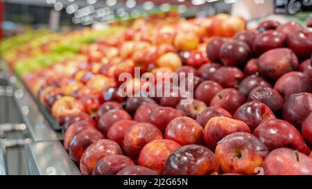 Frutta e verdura fresche in vendita nella sezione fresca di un negozio di alimentari Foto Stock
