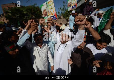 Peshawar, Khyber Pakhtunkhwa, Pakistan. 1st Apr 2022. I sostenitori del partito al governo pakistano Tehreek-e-INSAF cantano slogan durante una protesta contro gli Stati Uniti a Peshawar. In un discorso alla nazione giovedì il primo ministro pakistano Imran Khan si è schiantato negli Stati Uniti, affermando che Washington aveva cospirato con l'opposizione pakistana contro di lui. (Credit Image: © Hussain Ali/Pacific Press via ZUMA Press Wire) Foto Stock