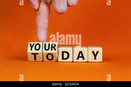 Oggi è il tuo simbolo del giorno. L'uomo d'affari trasforma i cubi di legno e cambia le parole di concetto oggi al vostro giorno. Bellissimo sfondo arancione, spazio copia. Autobus Foto Stock