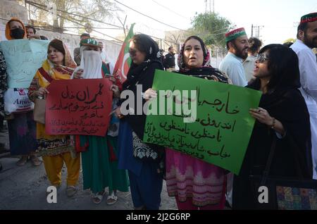 Peshawar, Khyber Pakhtunkhwa, Pakistan. 1st Apr 2022. I sostenitori del partito al governo pakistano Tehreek-e-INSAF cantano slogan durante una protesta contro gli Stati Uniti a Peshawar. In un discorso alla nazione giovedì il primo ministro pakistano Imran Khan si è schiantato negli Stati Uniti, affermando che Washington aveva cospirato con l'opposizione pakistana contro di lui. (Credit Image: © Hussain Ali/Pacific Press via ZUMA Press Wire) Foto Stock