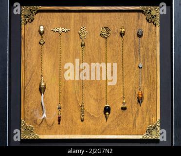 Collezione esoterica di pendoli magici. Vintage simbolo di esoterismo, di savocazione e di raccontare fortuna Foto Stock