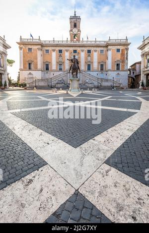 ROMA, ITALIA - CIRCA AGOSTO 2020: Piazza del Campidoglio. Realizzato da Michelangelo, è sede del Municipio di Roma. Sunrise light, Foto Stock
