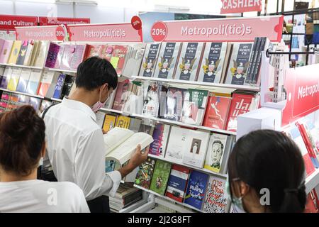 Bangkok, Tailandia. 1st Apr 2022. La gente acquista libri la sera prima delle vacanze alla Fiera Nazionale del Libro 50th e alla Fiera Internazionale del Libro 20th di Bangkok 2022, che si terrà dal 26 marzo al 6 aprile 2022 alla Stazione Grande di Bang sue, la più grande stazione ferroviaria nel sud-est asiatico. (Credit Image: © Adirach Toumlamoon/Pacific Press via ZUMA Press Wire) Foto Stock