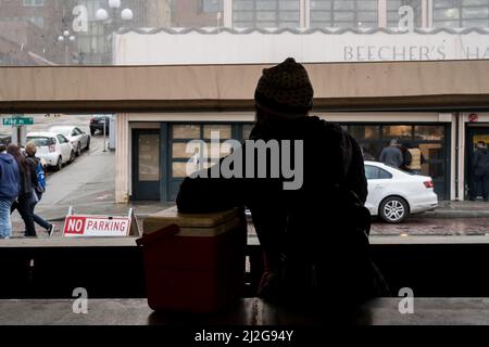 Seattle, Stati Uniti. 30th Mar 2022. Un fornitore Pike Place Market dopo la chiusura. Foto Stock