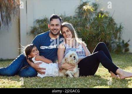 Le famiglie devono sempre essere circondate dall'amore. Ritratto di una famiglia felice che si unisce all'esterno. Foto Stock