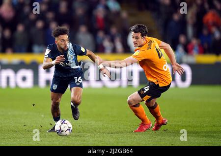 Sorba Thomas di Huddersfield Town passa davanti a Jacob Greaves di Hull City durante la partita del campionato Sky Bet al MKM Stadium di Hull. Data foto: Venerdì 1 aprile 2022. Foto Stock