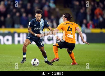 Sorba Thomas di Huddersfield Town passa davanti a Jacob Greaves di Hull City durante la partita del campionato Sky Bet al MKM Stadium di Hull. Data foto: Venerdì 1 aprile 2022. Foto Stock