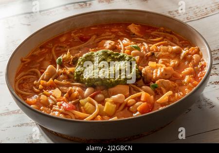 zuppa di spaghetti di salmone con pesto di broccoli Foto Stock