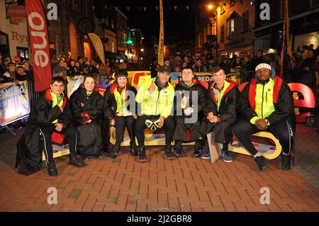 Un presentatore di spettacolo Matt Baker raffigurato nel centro di Melton Mowbray con i partecipanti al Rickshaw Challenge. Foto Stock