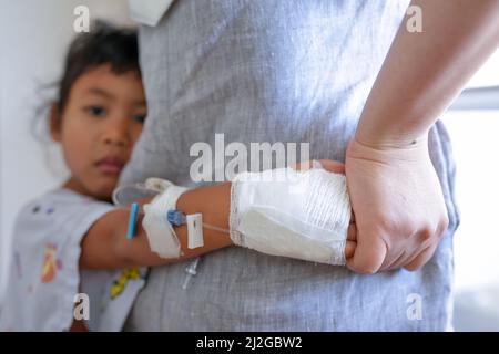 Uno shot di catetere venoso periferico nel braccio di un bambino Foto Stock