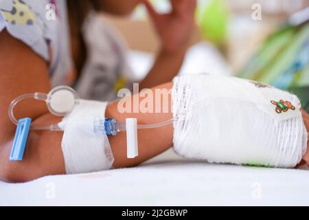 Uno shot di catetere venoso periferico nel braccio di un bambino Foto Stock