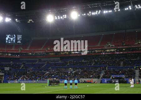 Lione, Francia, 31st marzo 2022. I giocatori e gli ufficiali sono un omaggio al giocatore, manager ed ex manager della squadra nazionale delle donne francesi Aime Mignot dopo il suo recente passaggio, prima della partita della UEFA Womens Champions League al Groupama Stadium di Lione. Il credito d'immagine dovrebbe essere: Jonathan Moscrop / Sportimage Credit: Sportimage/Alamy Live News Foto Stock