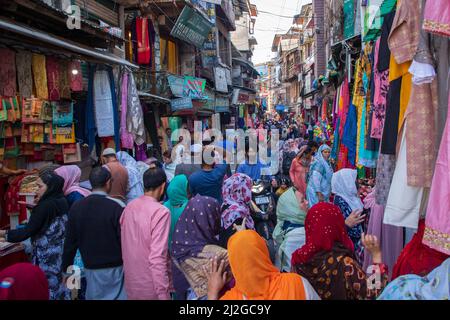 31 marzo 2022, Srinagar, Jammu e Kashmir, India: La gente di Kashmiri è vista fare shopping in un mercato locale prima del mese di digiuno santo musulmano di Ramadan a Srinagar, che comincerà questa settimana. I musulmani di tutto il mondo celebrano il mese santo del Ramadan pregando durante la notte e astenendosi dal mangiare e dal bere durante il periodo tra l'alba e il tramonto. Ramadan è il nono mese del calendario islamico e si ritiene che il primo verso del Corano sia stato rivelato durante le sue ultime 10 notti. (Credit Image: © Faisal Bashir/SOPA Images via ZUMA Press Wire) Foto Stock