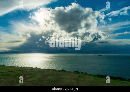 Scena del paesaggio nuvoloso sopra Admiralty Inlet, Fort Ebey state Park, Washington, USA Foto Stock