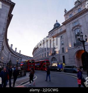 Traffico in Regent Street con pedoni vicino alla stazione della metropolitana di Piccadilly Circus, Londra. Foto Stock