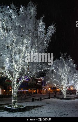 Leavenworth, WA USA - 18 Nov 2021: Sfavillanti di neve sotto le luci bianche di vacanza nel centro di Leavenworth Foto Stock