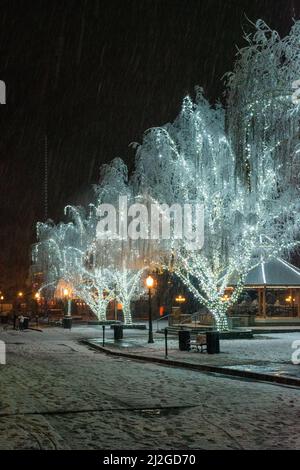 Leavenworth, WA USA - 18 Nov 2021: Sfavillanti di neve sotto le luci bianche di vacanza nel centro di Leavenworth Foto Stock