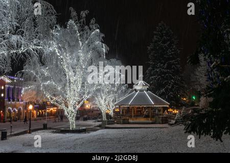 Leavenworth, WA USA - 18 Nov 2021: Sfavillanti di neve sotto le luci bianche di vacanza nel centro di Leavenworth Foto Stock