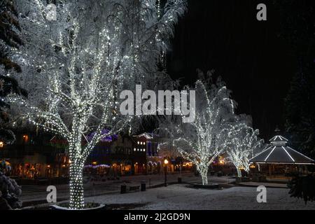 Leavenworth, WA USA - 18 Nov 2021: Sfavillanti di neve sotto le luci bianche di vacanza nel centro di Leavenworth Foto Stock