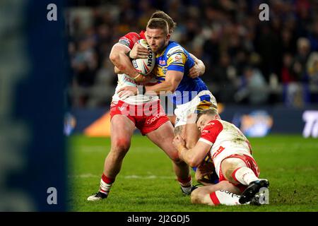 Il Jack Walker di Leeds Rhinos (centro) è affrontato da Joe Batchelor di St Helens (a sinistra) e Morgan Knowles durante la partita della Betfred Super League all'Headingley Stadium di Leeds. Data foto: Venerdì 1 aprile 2022. Foto Stock