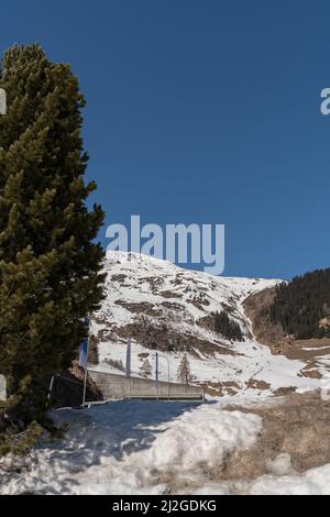 Davos, Svizzera, 23 marzo 2022 un paesaggio alpino meraviglioso con neve in una giornata di sole Foto Stock