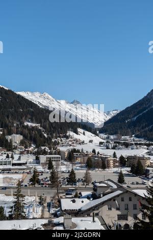 Davos, Svizzera, 23 marzo 2022 Visualizza la città e le splendide alpi innevate in una giornata di cielo azzurro Foto Stock