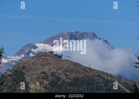 Monte Disgrazia: Una delle montagne più spettacolari, famose e iconiche di tutte le alpi, vicino alla città di Chiesa in Valmalenco Foto Stock