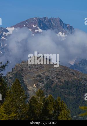 Monte Disgrazia: Una delle montagne più spettacolari, famose e iconiche di tutte le alpi, vicino alla città di Chiesa in Valmalenco Foto Stock