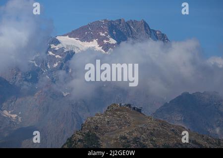 Monte Disgrazia: Una delle montagne più spettacolari, famose e iconiche di tutte le alpi, vicino alla città di Chiesa in Valmalenco Foto Stock