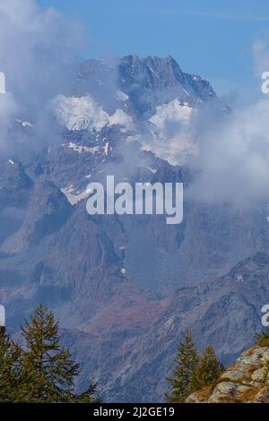 Monte Disgrazia: Una delle montagne più spettacolari, famose e iconiche di tutte le alpi, vicino alla città di Chiesa in Valmalenco Foto Stock