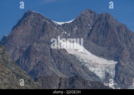 Le cime e i ghiacciai del gruppo Bernina: Una delle montagne delle Alpi che supera i 4000 metri, nei pressi del borgo di Chiesa in Valmalenco Foto Stock