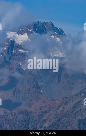 Monte Disgrazia: Una delle montagne più spettacolari, famose e iconiche di tutte le alpi, vicino alla città di Chiesa in Valmalenco Foto Stock