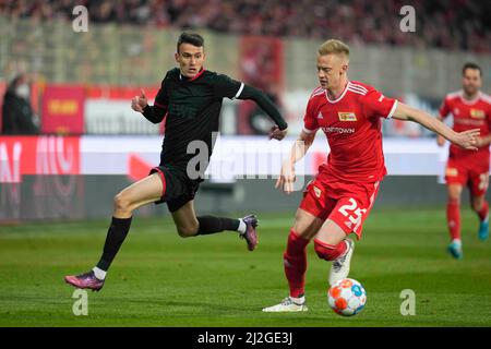 1 aprile 2022: Timo Baumgartl dell'Unione di Berlino battaglia per la palla con Dejan Ljubicic del FC di Colonia durante il FC Union Berlin contro il FC di Colonia, a An der Alten FÃ¶rsterei, Berlino, Germania. Prezzo Kim/CSM. Foto Stock