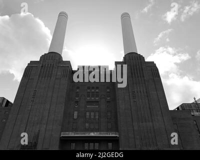 Londra, Greater London, Inghilterra, marzo 12 2022: Centrale elettrica di Battersea in bianco e nero. Foto Stock