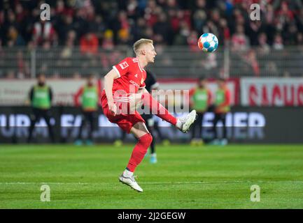 1 aprile 2022: Timo Baumgartl dell'Unione di Berlino controlla la palla durante il FC Union Berlin contro il FC Cologne, a An der Alten FÃ¶rsterei, Berlino, Germania. Prezzo Kim/CSM. Foto Stock