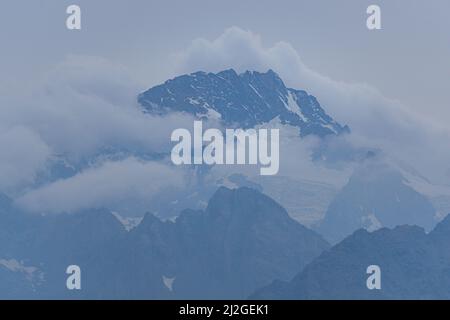 Monte Disgrazia: Una delle montagne più spettacolari, famose e iconiche di tutte le alpi, vicino alla città di Chiesa in Valmalenco Foto Stock