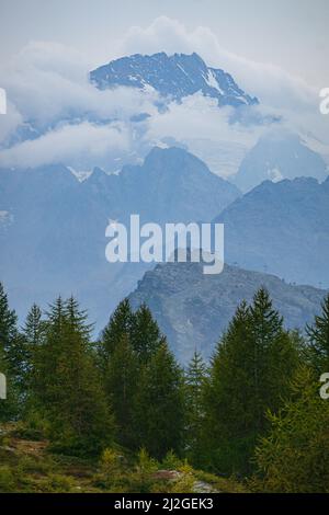 Monte Disgrazia: Una delle montagne più spettacolari, famose e iconiche di tutte le alpi, vicino alla città di Chiesa in Valmalenco Foto Stock